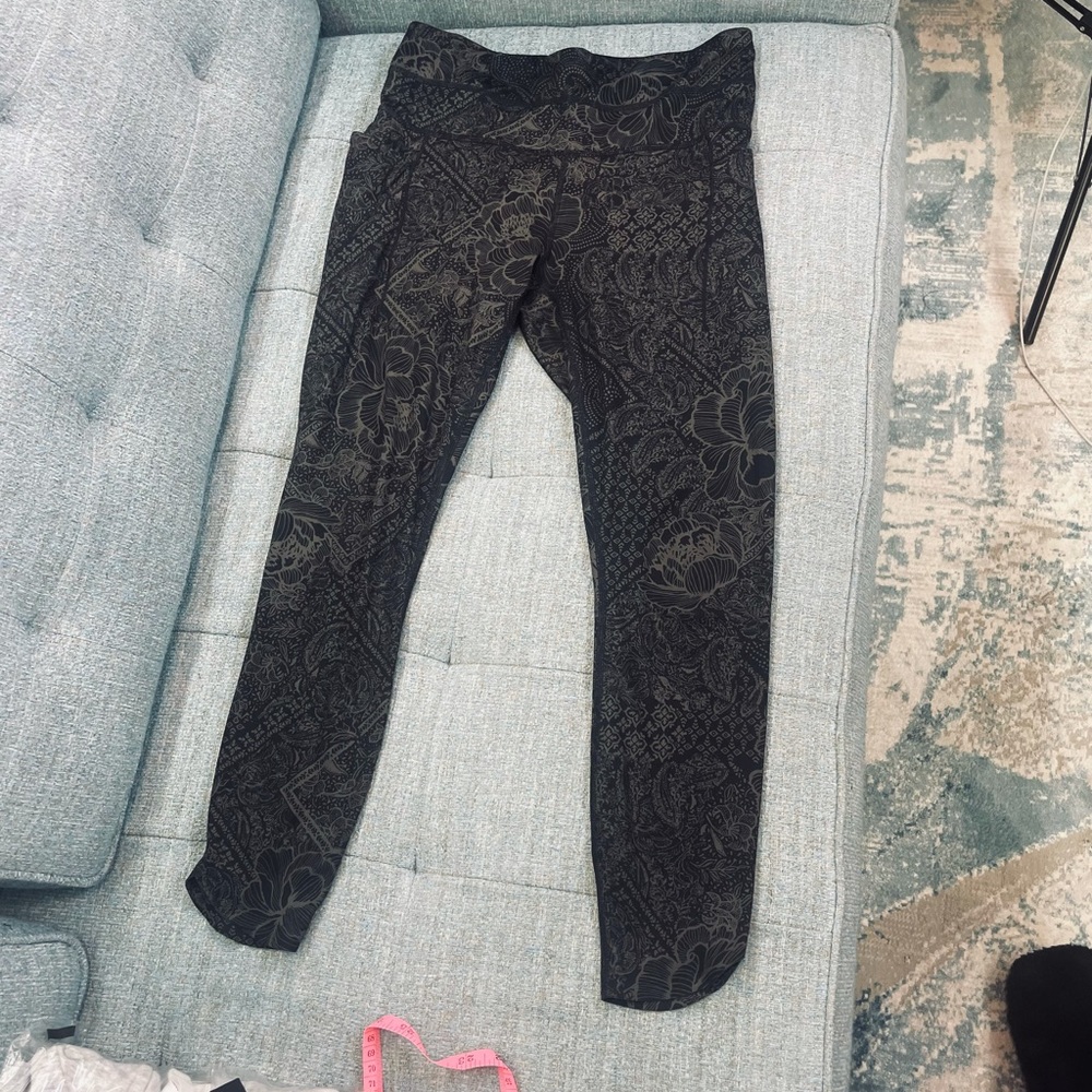 Athleta stash pocket tight in black/tan tribal print, S, EUC